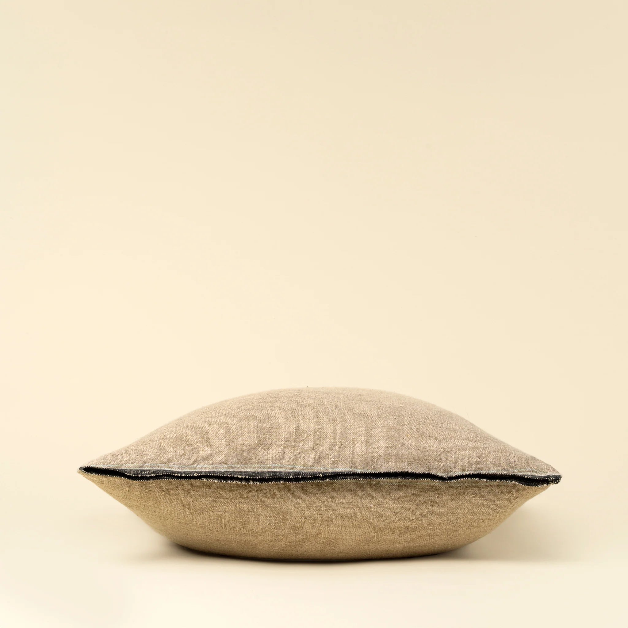 Coussin en lin Selvage 20" x 20" - couleur Charcoal - Indaba