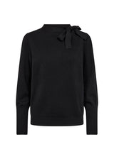 Pull noir avec boucle au collet