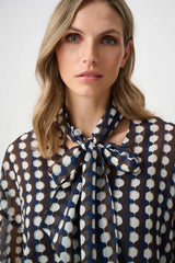 Blouse en mousseline à imprimé géométrique à col noué