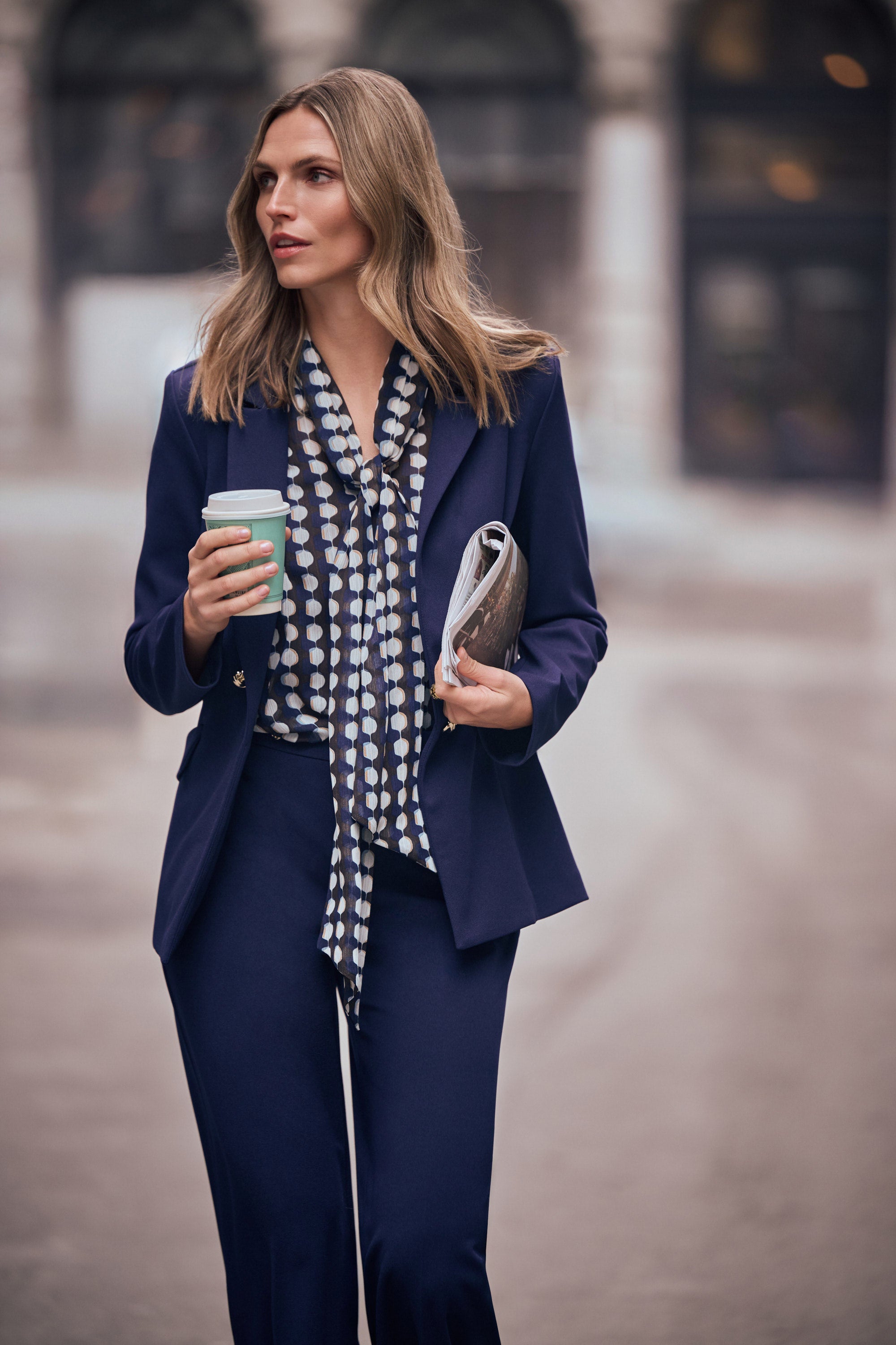 Blouse en mousseline à imprimé géométrique à col noué