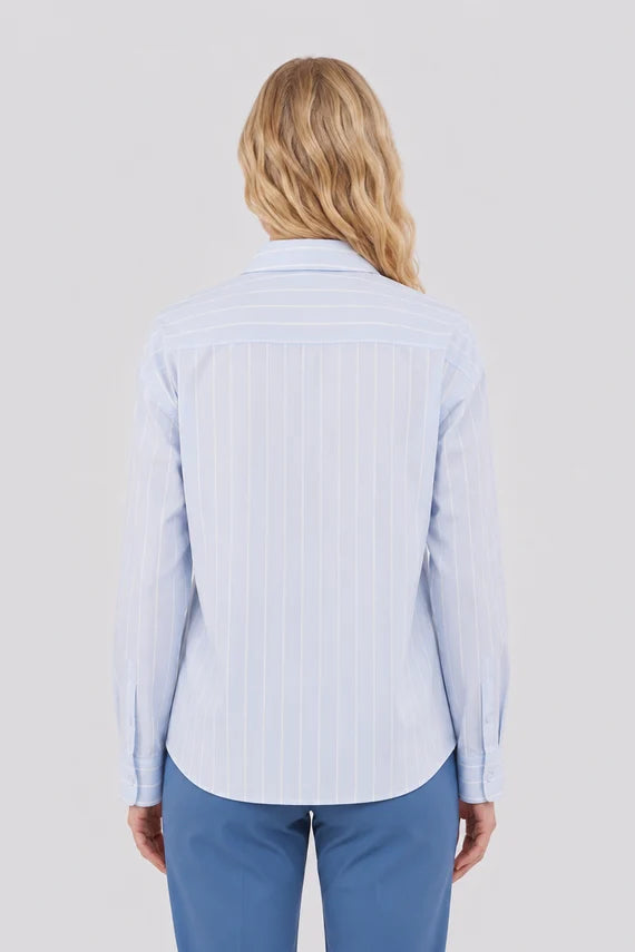 Chemise bleu ciel à fines rayures blanches