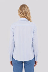 Chemise bleu ciel à fines rayures blanches