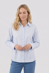Chemise bleu ciel à fines rayures blanches