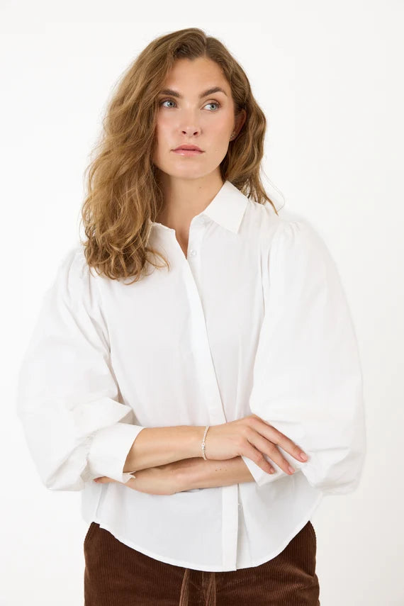 Chemise blanche à manches bouffantes