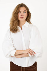 Chemise blanche à manches bouffantes