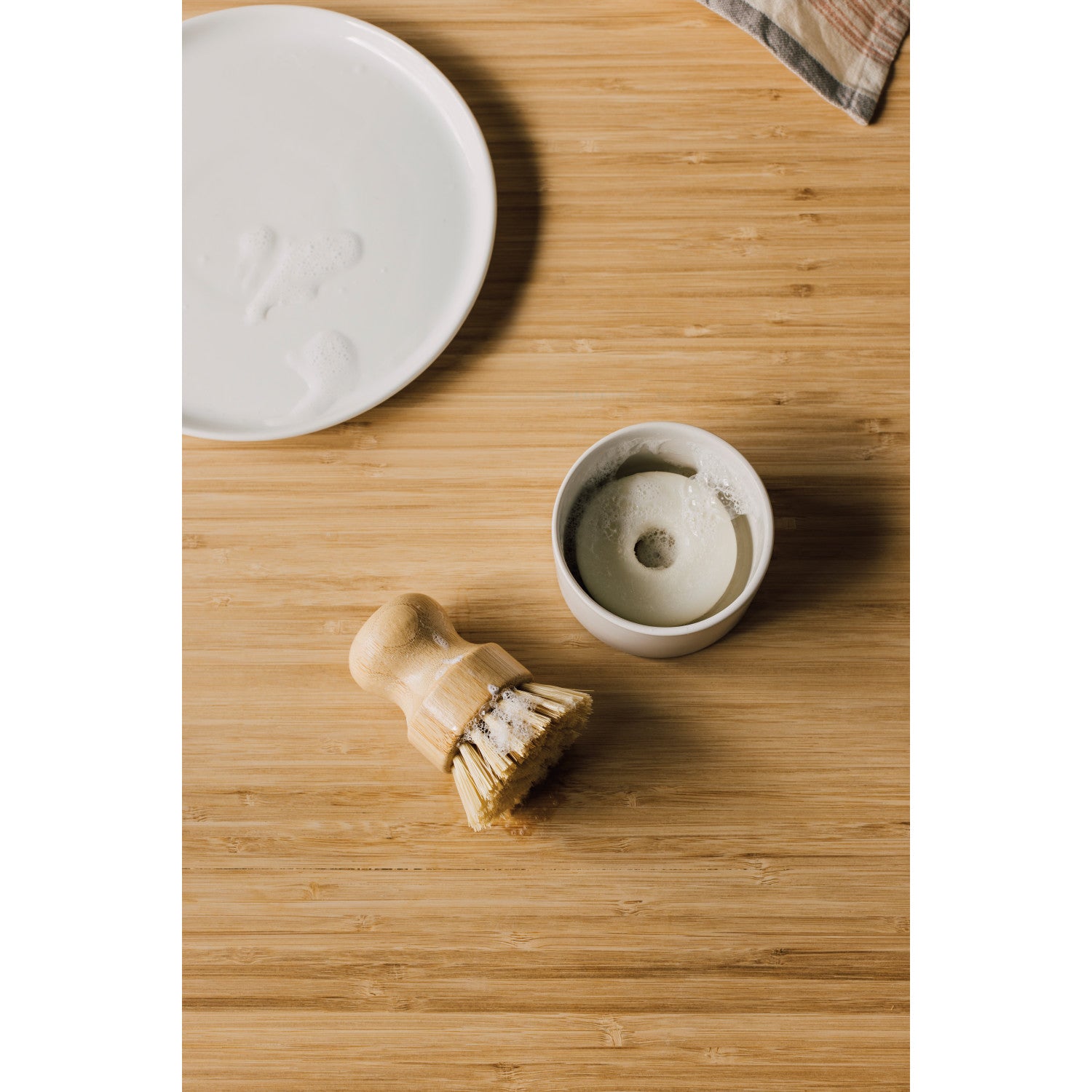 ensemble de brosse à vaisselle et savon