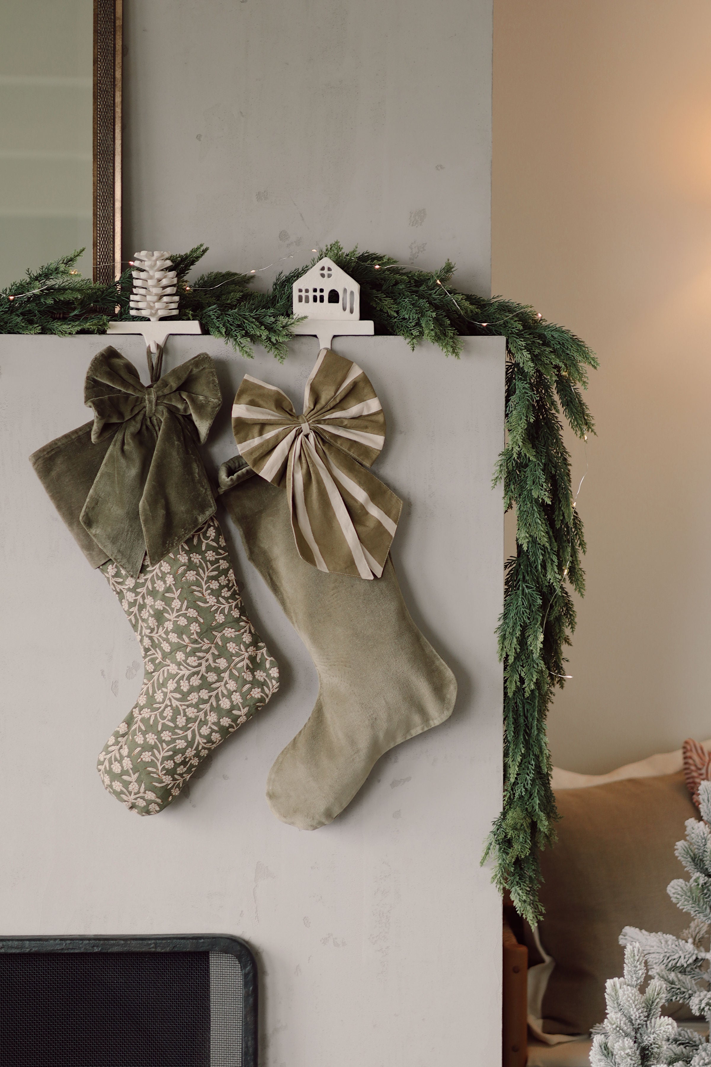 Bas de Noël à motifs floraux et revers en velours