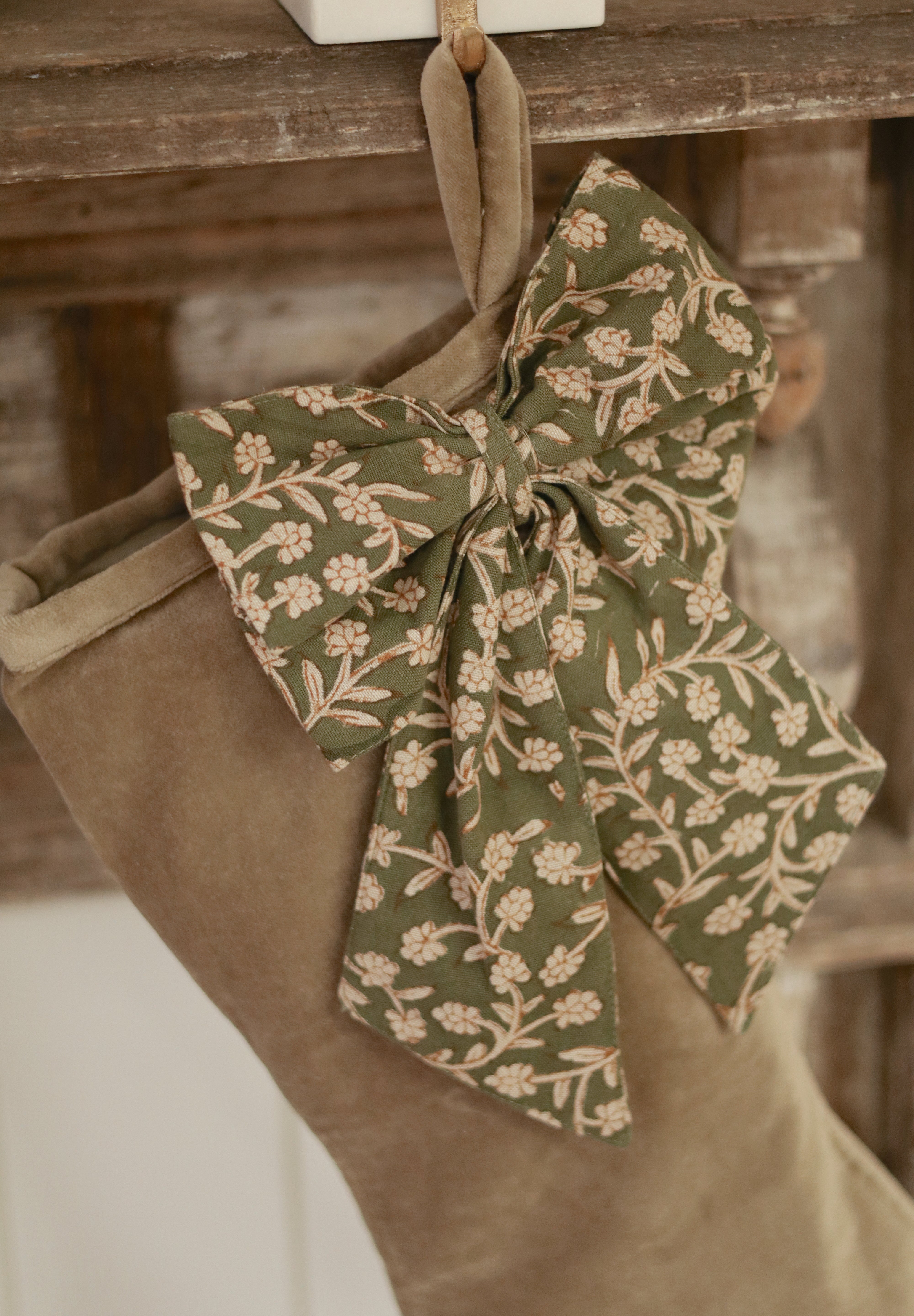 Boucle décorative à motif floral vert et sauge