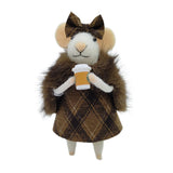 Souris en laine marron (2,5 x 5 po) portant un manteau et tenant une tasse de café blanche
