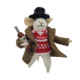 Souris en laine ornementale (4 x 5 po) portant une veste rouge et tenant une bouteille de vin bordeaux.