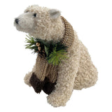Ours assis en sherpa beige (9,5 po x 10 po) avec écharpe, branche de pin, pomme de pin et eucalyptus