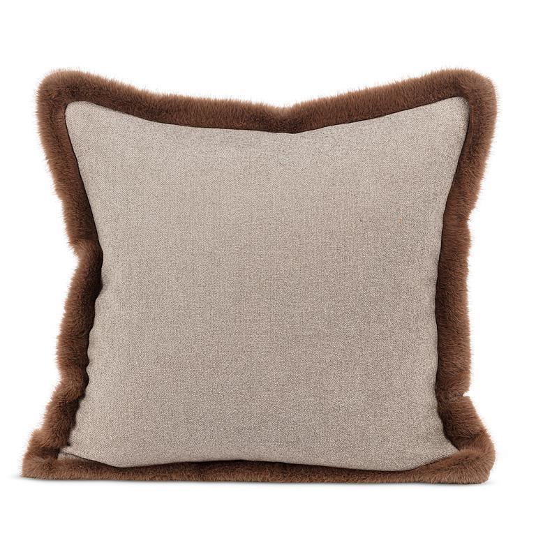 Coussin carré à bordure en fourrure