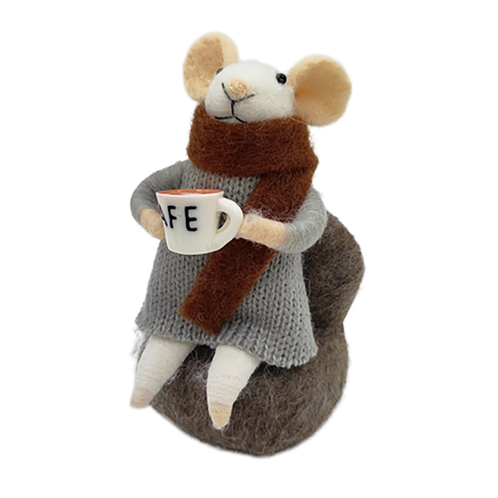 Souris en laine d'orne 7,6 x 12,7 cm, tenue marron, assise avec une tasse à café blanche