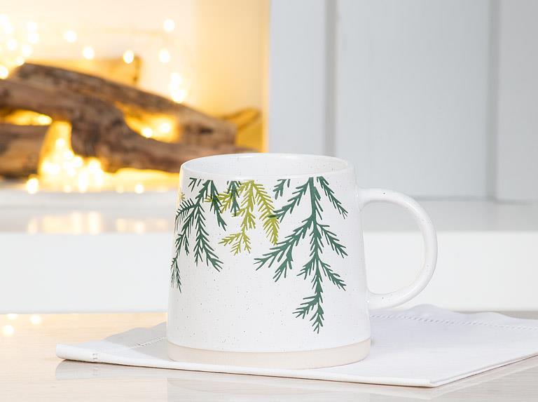 Mug à base large avec des branches de cèdre