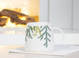 Mug à base large avec des branches de cèdre